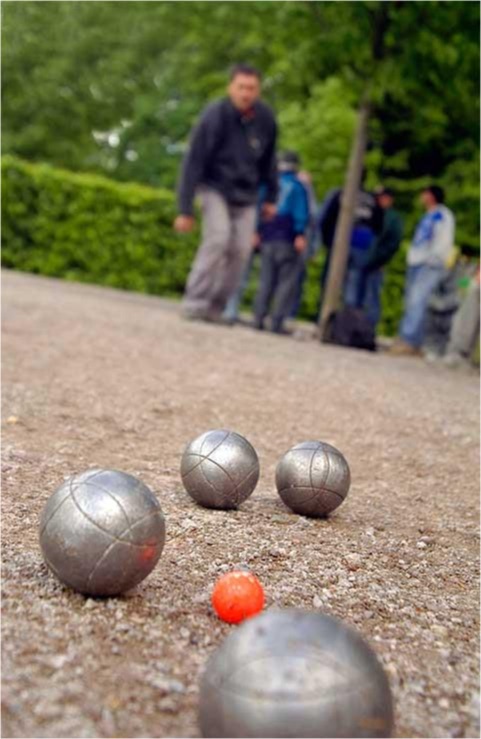 La Pétanque est un jeu de boules très apprécié dans le sud de la France
