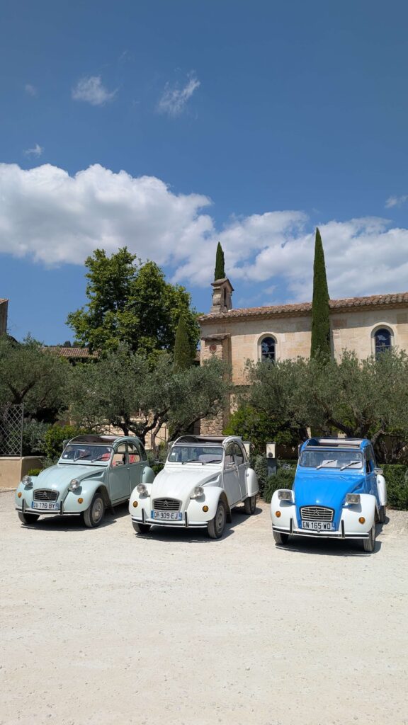 Visite d'une chapelle dans le Lubéron - road trip 2CV pour votre team building d'entreprise