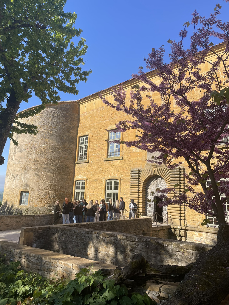 Accueil des participants au château de Bagnols.
